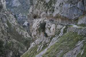 Siempre al borde del abismo. Garganta del Cares - Picos de Europa 2006-12-30