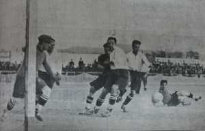 Blanco y Castro pugnan por un bal�n