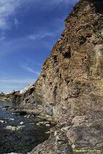 Figura 23. Costa acantilada alta entre playa segunda del Hornillo y punta Cambrn [Litoral emergido]