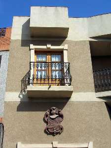 Casa con escudo en calle mayor