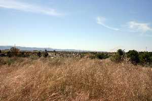 Campo de secano y al fondo autova del mediterraneo