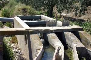 Arqueta y canalillos para riego