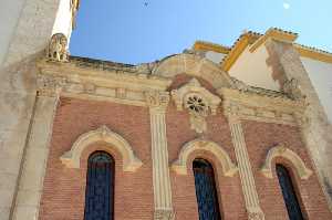 Vista de ornamentos y vidrieras de la fachada