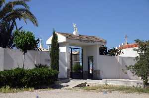 Vista de la entrada al cementerio