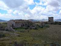 La casa y el molino en ruinas