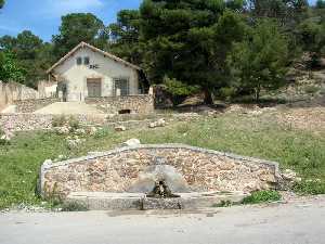 Fuente del Algarrobo y Villa Lolita