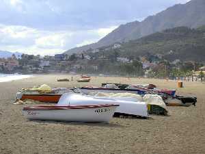 Pequeos barcos de pesca en la playa[Bolnuevo]