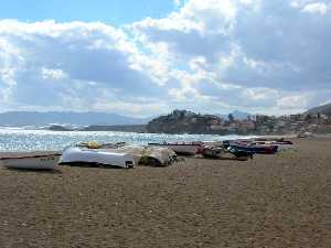 Pequeos barcos de pesca en la playa de Bolnuevo