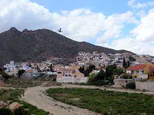 Poblamiento de Bolnuevo encaramado a la sierra