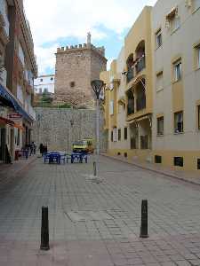 Vista de la Torre de los Caballos desde una calle peatonal