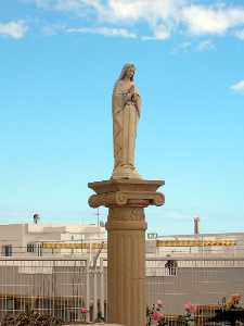 Virgen de la Pursima junto a la Iglesia