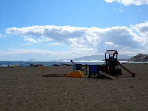Zona de juegos infantil en la playa