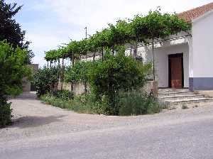 Antigua casa con porche y parral