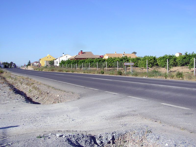 Carretera de acceso a Pozo Higuera[Pozo Higuera]. 