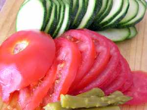 Cortes de tomate y calabacn  