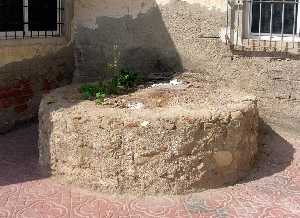 Pozo antiguo en la plaza de las Flores