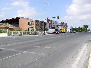 Industria en la entrada de la villa