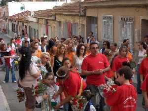 Nios con ofrenda de flores