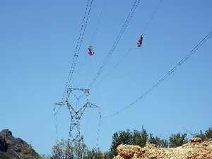 Balizamiento de una lnea elctrica en la ZEPA Almenara-Moreras-Cabo Cope, con espirales salvapjaros