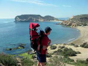 Senderistas en el Paisaje Protegido de Cuatro Calas