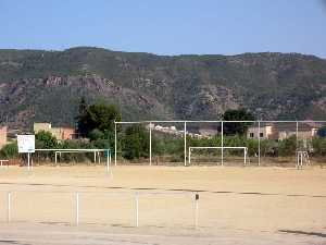 Campo y sierra al fondo 