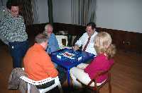 Jugando al domin� en el Medio A�o Festero