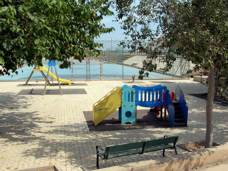 Parque infantil en la rambla [El Mirador]. 