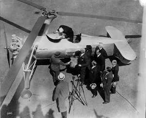 El Autogiro cargando correo en la terraza del edificio postal de Filadelfia 