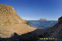 Figura 10. Playa Todosol y la costa acantilada alta que puede observarse al fondo de la playa