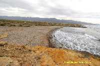 Figura 9. Playa Los Abejorros, de arena, gravas y cantos. Al fondo costa rocosa baja