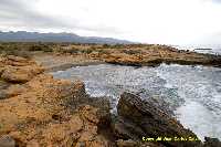 Figura 10. Cala de las Pulgas, pequea cala de arena y gravas que est rodeada de costa rocosa baja