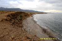 Figura 13. Playa Larga, con abundante gravas y cantos y flanqueada por costa acantilada  media