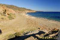 Figura 17. Playa de los Hierros, con el perfil de la sierra costera de Lomo de Bas al fondo