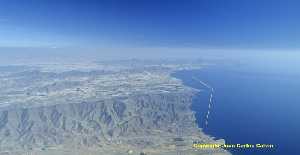 Figura 1. Imagen aérea de este tramo costero, donde están señaladas la sierra y la llanura costera que lo forman