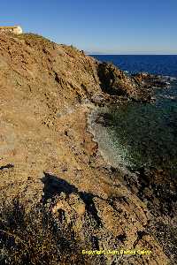 Figura 7. Cala sin nombre conocido, rodeada de costa acantilada alta