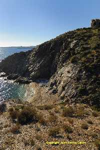 Figura 8. Cala del Cuartel de Ciscar,  rodeada del mismo tipo de acantilados que las anteriores y tambin como ellas de difcil acceso