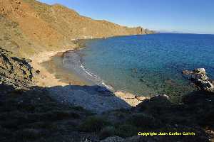 Figura 9. Cala Ciscar, con el perfil de la sierra al fondo