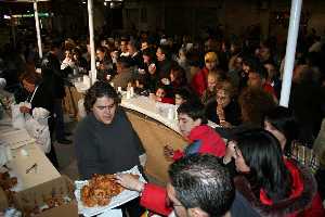 Multitud de personas degustan las t�picas tortas fritas con chocolate