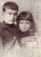 lvaro Spottorno, cuando era nio, junto a su hermana Rosa