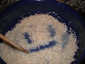 Arroz remojado en un poco de agua