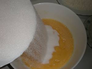 1.- Añadiendo el azucar a los huevos batidos 