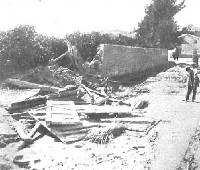 Imagen del muro por el que desaguó la riada