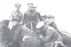 Alfonso XIII en la canoa ''Valencia'' durante la travesa de la Isla Perdiguera