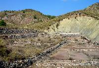 Sedimentos trisicos (facies Keuper) sobre margas cretcicas (cabalgamiento). La sal gema que contienen era explotada en las salinas de la Ramona (Calasparra)