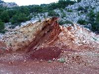 Paleokarst y bauxitas (en color rojo) subbticas de la sierra del Cambrn