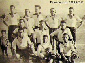 Jumilla CF (1929-30). De izda a dcha: Bernal, Gins, Horacio, Pin, Ramiro, Piquito, Centena, Jos, Ramn, Juanete y Gumer.