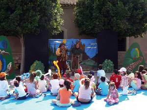 Representacin teatral sobre el bosque durante el Da Forestal Mundial