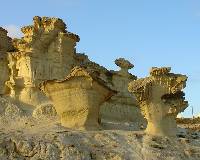 Rocas en forma de seta originadas por la confluencia de diferentes procesos de erosin (elica) y meteorizacin (haloclastia). Ciudad encantada de Bolnuevo (Mazarrn)