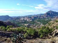 Llanura de inundacin (vega) y meandros del ro Segura en el valle de Ricote. A la derecha el pliegue que forma la Sierra del Cajal