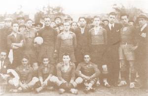 Juseph, con el bal�n en la mano, posa junto a sus compa�eros